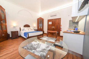 Comfortable House in Caniço with Shared Pool